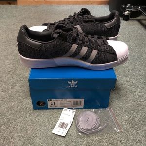 NEW Adidas Men’s (11) Superstar Sneakers